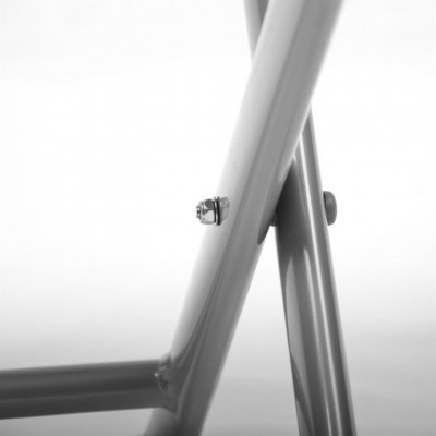 Hliníková skladacia stolička s podnožkou