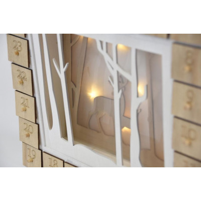 Drevený adventný kalendár s lesným motívom, 7 LED diód