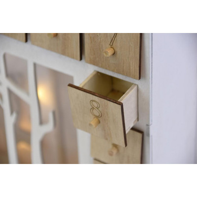 Drevený adventný kalendár s lesným motívom, 7 LED diód