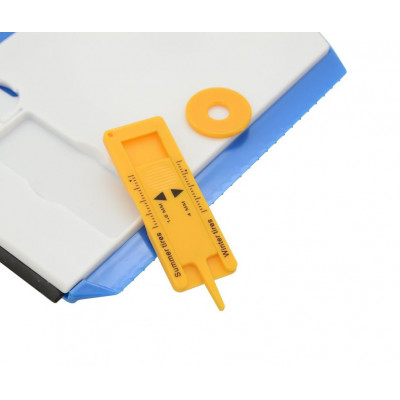 Parkovacie hodiny s meračom dezénu, škrabkou a žetónom