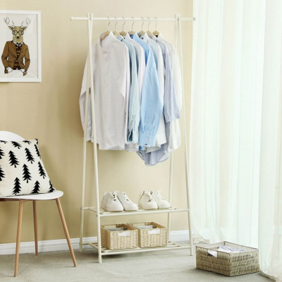 Kovový vešiak na oblečenie s dvoma policami na topánky