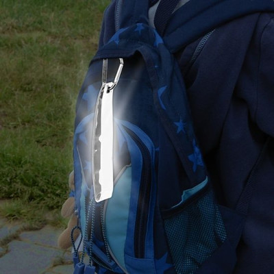 Reflexný prívesok s karabínkou, strieborný