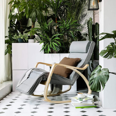 Hojdacia stolička s opierkou na nohy a vankúšom, svetlo sivá