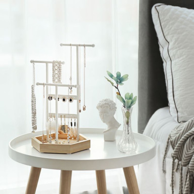 Stojanček na šperky s drevenou základňou, biely