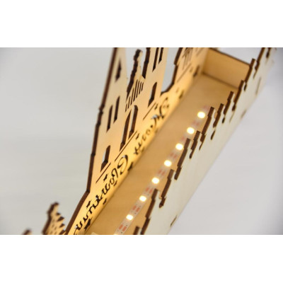 Drevená vianočná dekorácia s dedinkou, 10 LED, batéria,