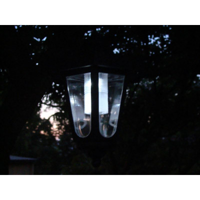 Záhradný solárny LED lampáš